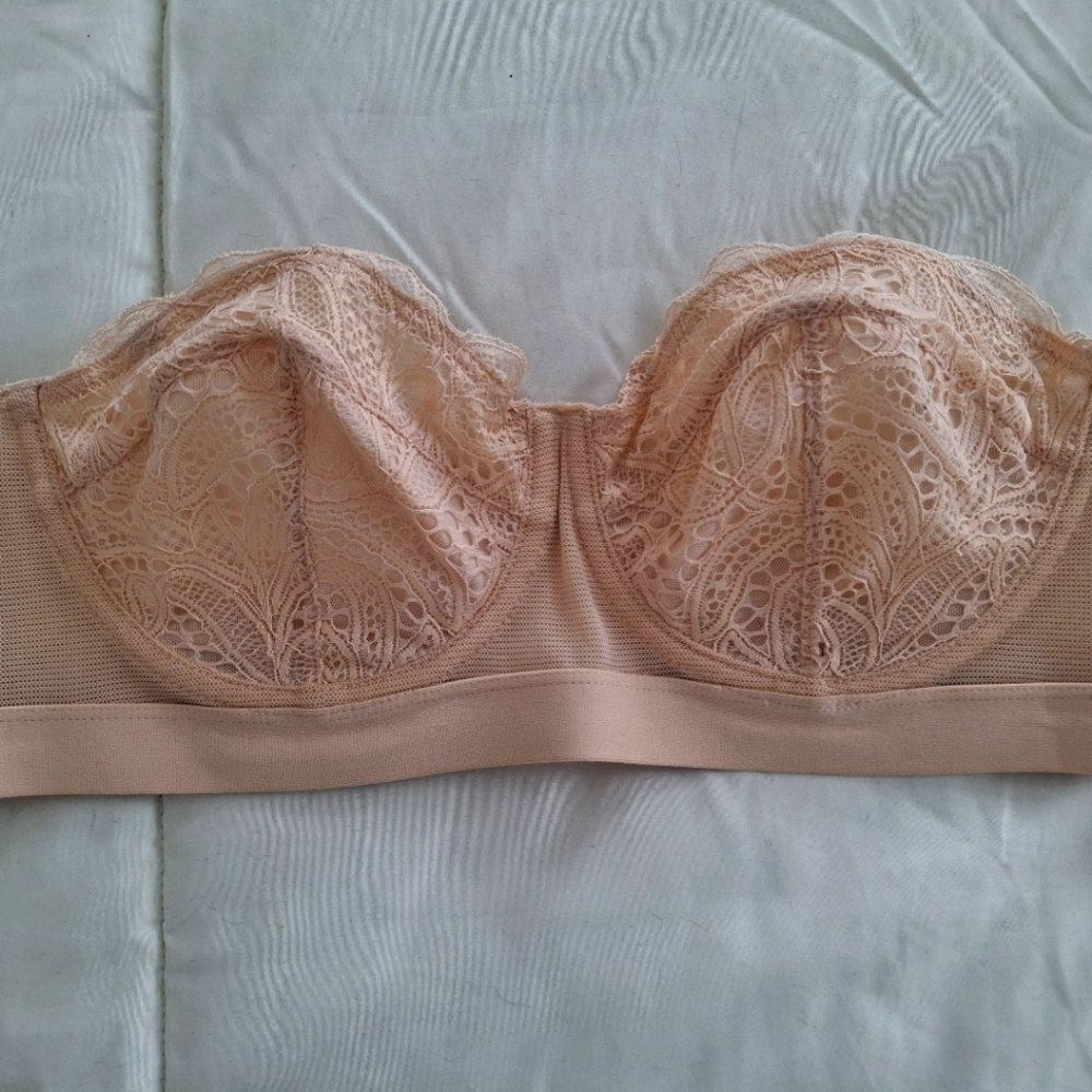 Pretty strapless bra. Unworn, size 38B